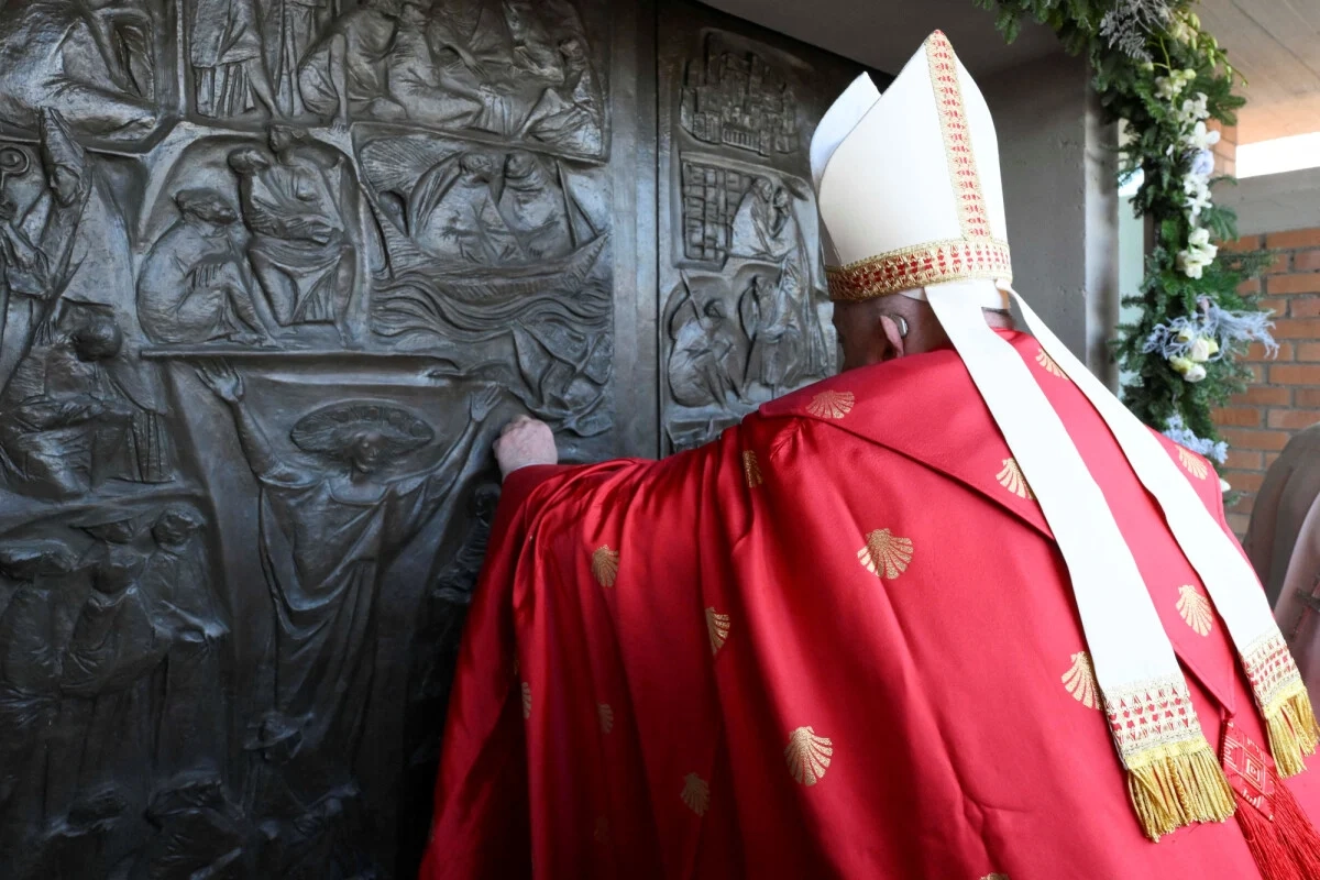 Događaj koji je ušao u historiju: Papa prvi put otvorio "sveta vrata" u jednom od najvećih zatvora u Italiji